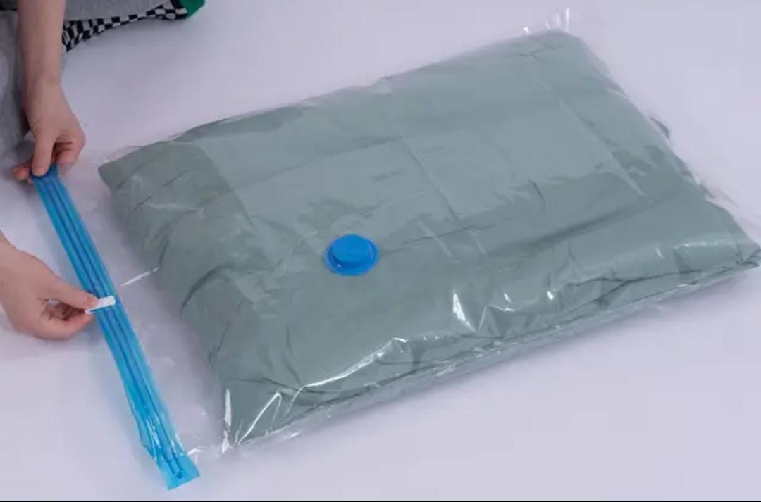 Vacuum Storage Bags  5 Bag And 1 Suction Pump